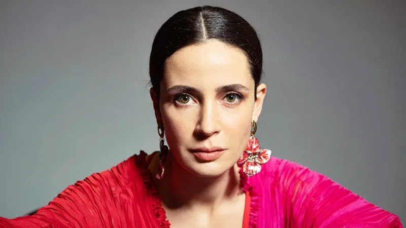 Mahinur Karakteri (Abi Dizisi) Esra Şengünalp Kimdir?